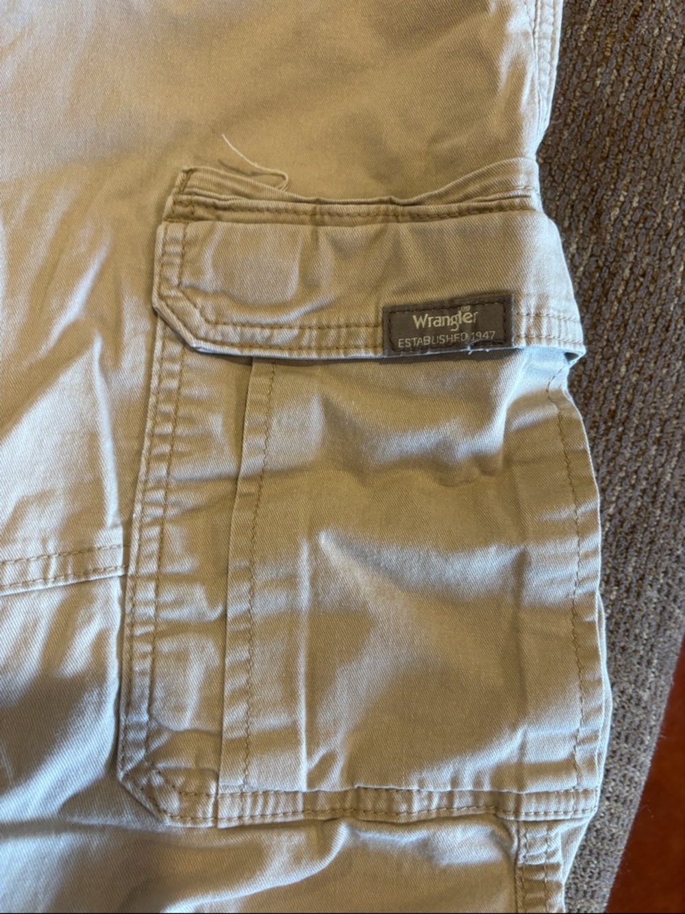 Wrangler Beige Cargo Shorts with Multiple Pockets - Picture 3 of 5
